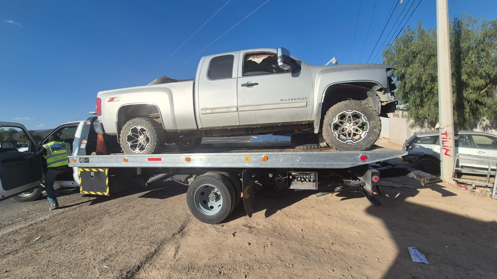 Chevrolet Silverado sobre grúa de plataforma
